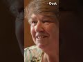 Martje schrijft 1200 kerstkaarten voor eenzame ouderen | RTV Oost