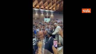 Papa Leone scende dalla golf car per salutare una persona invalida al Meeting di Rimini