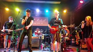 Jessie Krafft singing with Brandon Flowers of the Killers