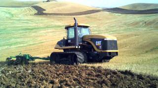 preview picture of video 'Caterpillar Challenger 95E plowing on the Palouse'