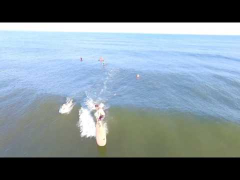 Aerial txhaj tshuaj ntawm surfers ntawm Strathmere