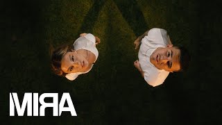 Musik-Video-Miniaturansicht zu Deziubeste-ma Songtext von Mira (Romania)