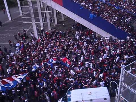 "INGRESO DE LA GLORIOSA HINCHADA DE SAN LORENZO ante Instituto - www.lacuerveriaweb.com.ar" Barra: La Gloriosa Butteler &bull; Club: San Lorenzo