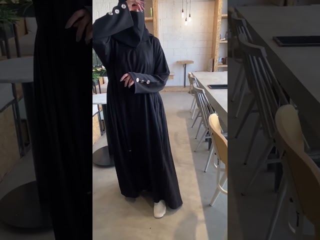 عباية سوداء بقصة جانبية