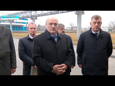 Президент Беларуси Александр Лукашенко посетил бумажную фабрику в Добруше видео