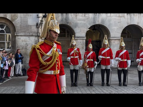 Witness a Truly Extraordinary Edition of Troopers at Horse Guards: Soldiers Dismount 🇬🇧