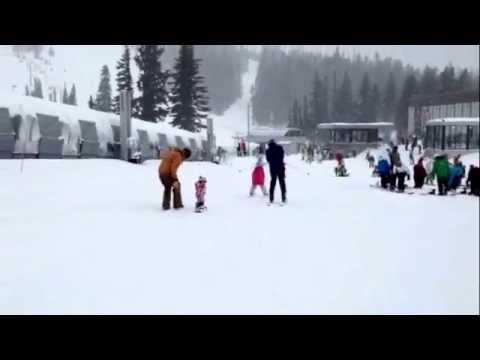 Abia merge in picioare, insa face snowboarding! O fetita de doi ani din SUA a devenit vedeta pe internet