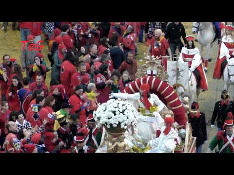 Arrivo corteo con Mugnaia in piazza città - 11 febbraio - Carnevale Ivrea 2024