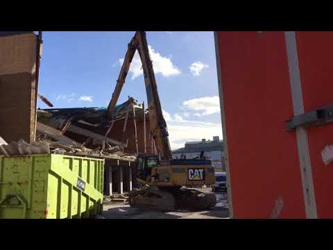 Rivning av gamla brandstationen i Karlskrona -- (Stora Maskiner-film för lillebror Tor)