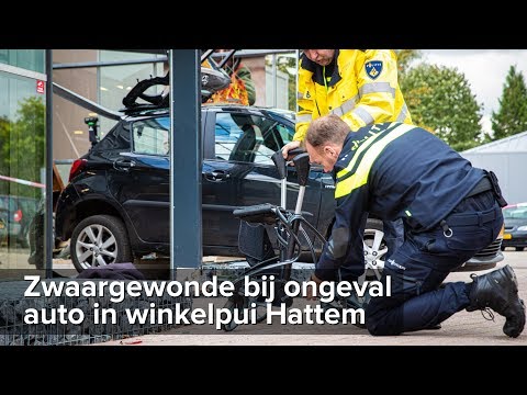 Vrouw zwaargewond bij ongeval auto in winkelpui Hattem - ©StefanVerkerk.nl