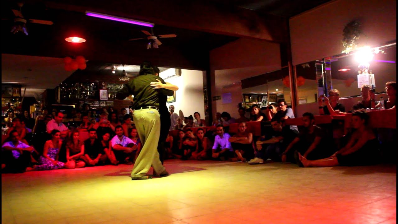 Ariadna Naveira y Fernando Sánchez baile en Milonga 10 Flor De Monserrat