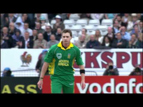 Dale Steyn bowls Andrew Flintoff