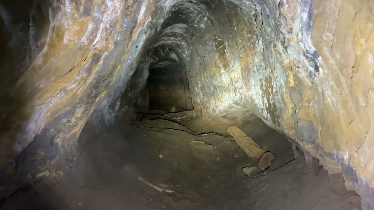 CAVERNA SECRETA COM MUITO OURO ESCONDIDO