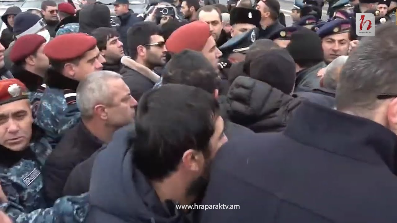 Փաշինյանին ու Պապիկյանին կանչեք ստեղ․ հարցեր ունենք․ ՌեԱկցիա