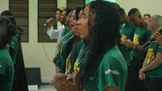 O Rei Está Voltando - Vejam os jovens sentindo a presença de Deus nesse louvor 🙌🔥 #medley