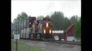 preview picture of video 'BNSF 5472 at Hardin, MO.'