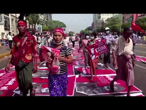 ミャンマーでストライキが発生、抗議者は警告を無視 (Strikes grip Myanmar, protesters defy warnings)