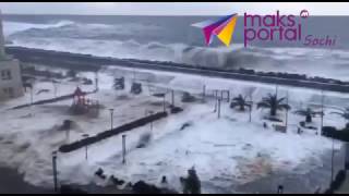 В Сочи большие волны заливают набережную - Видео онлайн