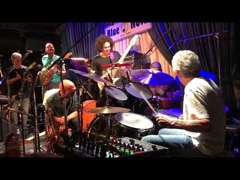 Steve Gadd Drum Solo: Amazing Interplay Between Gadd and a Phenomenal Band (You HAVE to Hear)