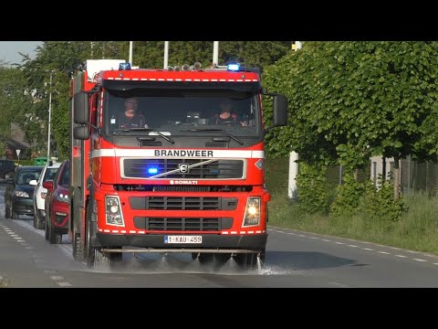 Tankwagen brandweer Zelzate ruimt oliespoor op aan de Rijkswachtlaan in Zelzate