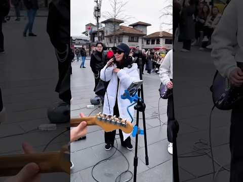 Fatma Turgut’tan Beşiktaş sahilinde sokak müziği yapan gençlerle sürpriz düet