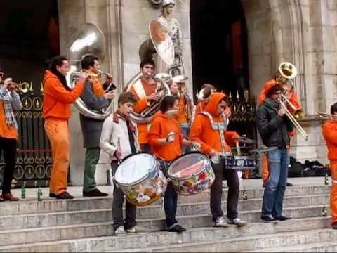 Les Plaies Mobiles - Street music performance of French brass band, Paris
