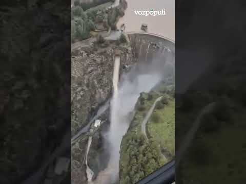 El sobrecogedor vídeo del embalse de Quéntar (Granada) al borde de su capacidad y desembalsando