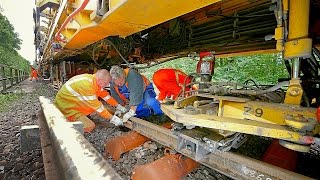 preview picture of video 'Gleiserneuerung nach Güterzugunfall - Gleisbauzug Burgstall'