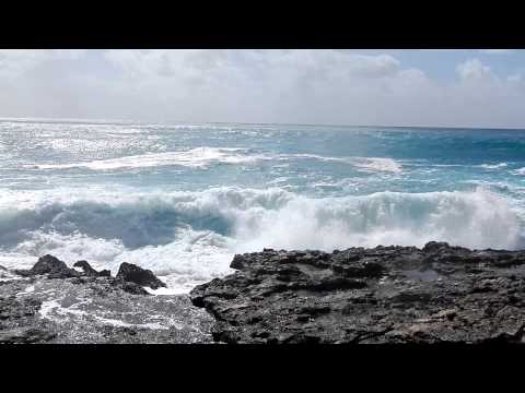 Waves Keana Point in Oahu Hawaii
