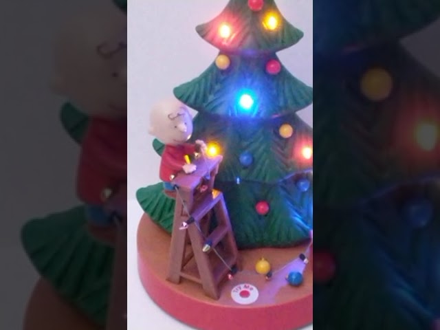 Vídeo relacionado con Lenox 897221 Youre a Christmas Tree - Adorno de Charlie Brown, decoración navideña