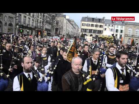 Quimper. L'hommage des sonneurs à Erwan Ropars
