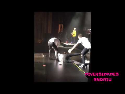 Sebastián Yatra se calló en un concierto junto a Mau y Ricky.