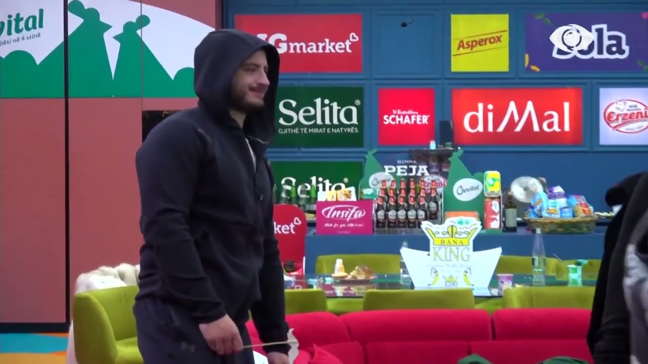 Momente pozitive në shtëpi/ Banorët vijojnë të këndojnë karaoke
