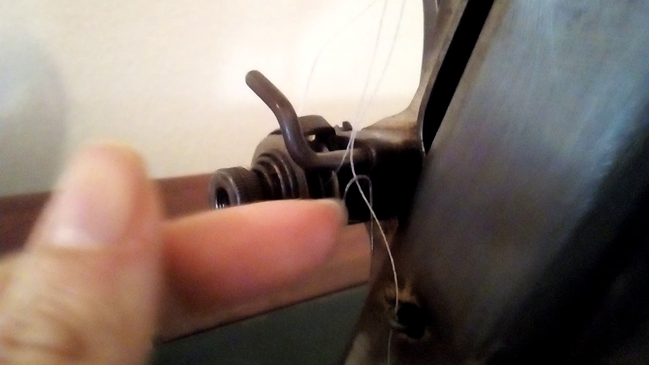 Infilare il filo in una vecchia macchina da cucire a pedale singer