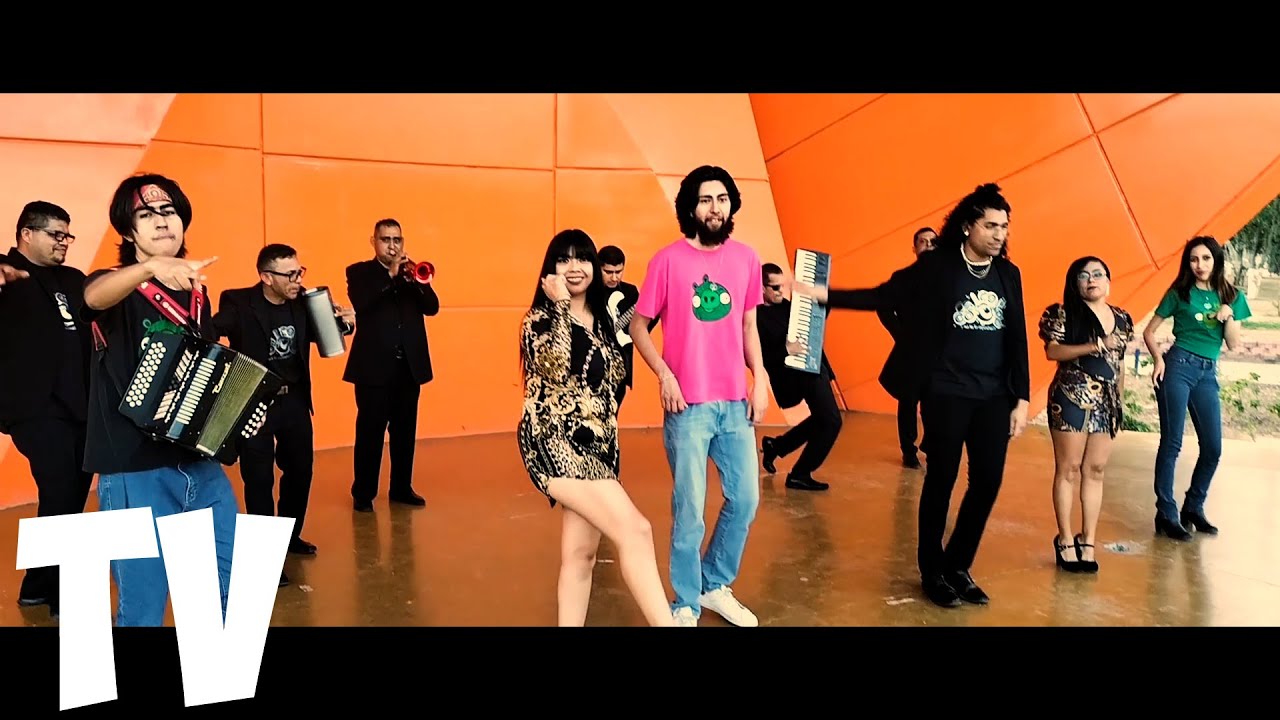 El Son de la Colonia ft La Inesperable Sonora - La Negra que Las Afloja (Official Music Video)