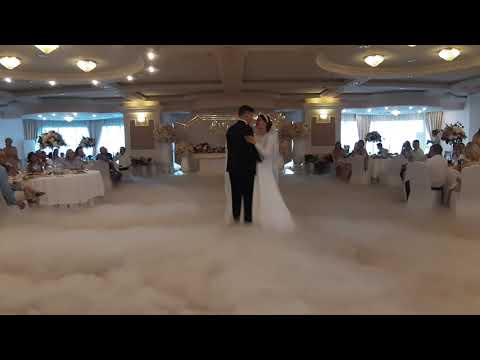 Фото Тяжёлый (холодный) дым на свадьбе. Шикарный, популярный и ещё пока не "заезженный"спецэффект на первый танец молодых.