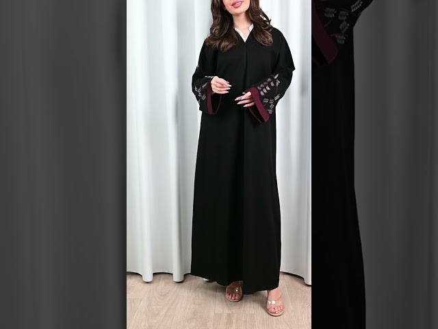 عباية كريب بتطريز ملون على الاكمام