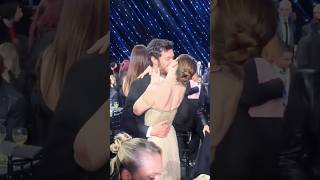 Leighton Meester &amp; Adam Brody share movie-level kiss when he wins Best Actor in a Comedy #GossipGirl