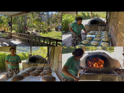 O  SEGREDO DO PÃO RÚSTICO QUE ALIMENTOU OS PRIMEIROS IMIGRANTES, ASSADO NA FOLHA DE BANANA.
