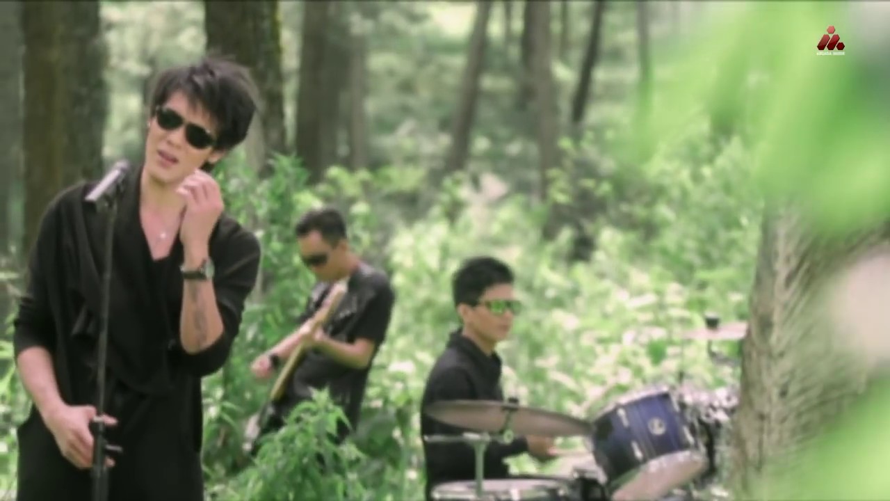 Masih Mencintainya Lyrics English Translation