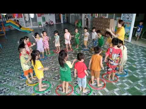 Cô trò vui nhảy vòng tròn