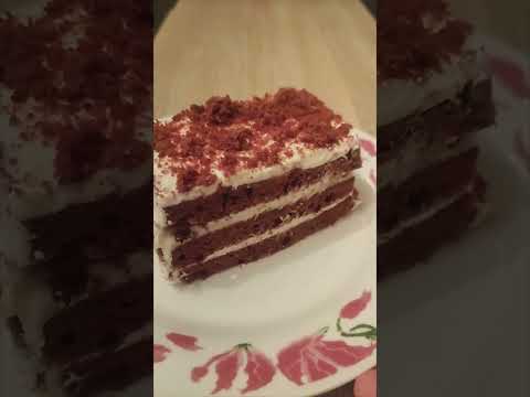 Red velvet cake. Sarkanā samta kūka. Пирожное красный бархат.