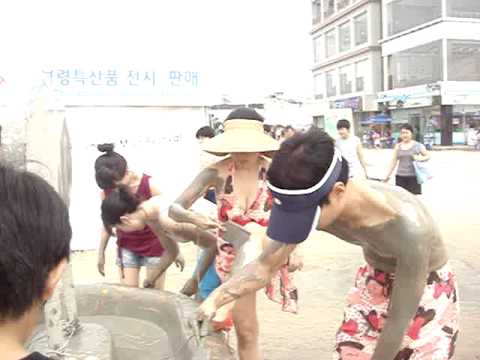 Boryeong mud festival - self massage.MPG