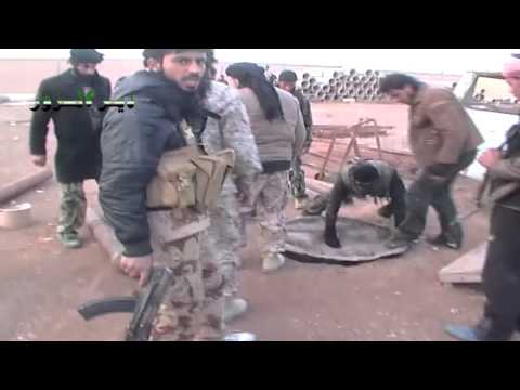 تجهيز مدفع الهاون لضرب لواء الصواريخ 113 من قبل تجمع ألوية تحرير دير الزور