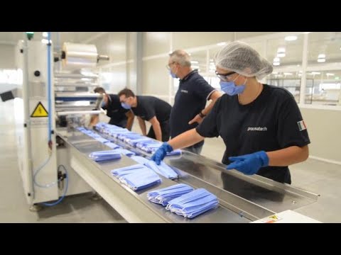 Mascherine, viaggio nella prima fabbrica pubblica. L’ha costruita la Puglia: «Trenta milioni di...