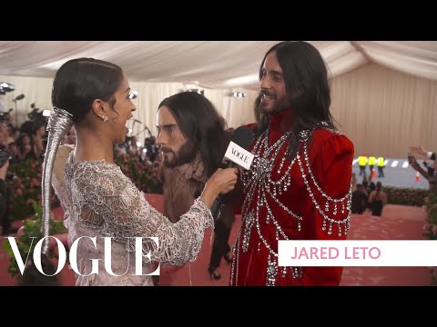 Jared Leto's Two-Headed Met Gala Look｜Met Gala 2019 With Liza Koshy｜Vogue (Jared Leto's Two-Headed Met Gala Look | Met Gala 2019 With Liza Koshy | Vogue)