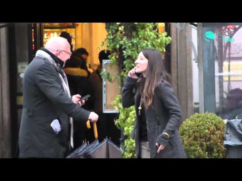 Insultare la gente parlando al telefono