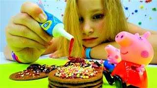 Пеппа из мультика украшает печенье. Видео для детей