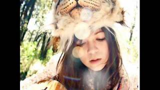 Niño hojas Music Video
