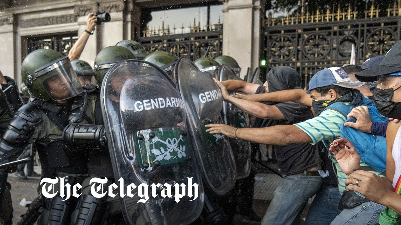 Hunderte Demonstranten stießen mit der Polizei zusammen, als sie in Maili über Wirtschaftsreformen diskutierten